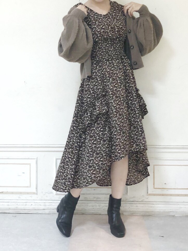 ブラウン系のワンピース、ブラウン系のブーツを着用したレディースの秋コーディネートの2枚目の写真