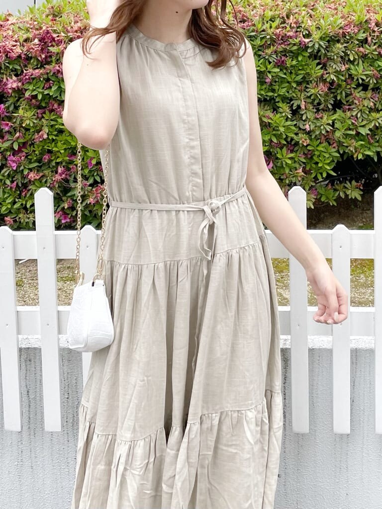 ベージュ系のワンピース、ホワイト系のショルダーバッグ、その他のサンダルを着用したレディースの夏コーディネートの8枚目の写真