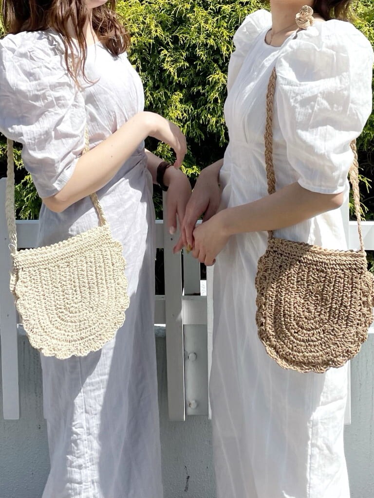 ブルー系のワンピース、ホワイト系のワンピース、その他のサンダルを着用したレディースの夏コーディネートの3枚目の写真