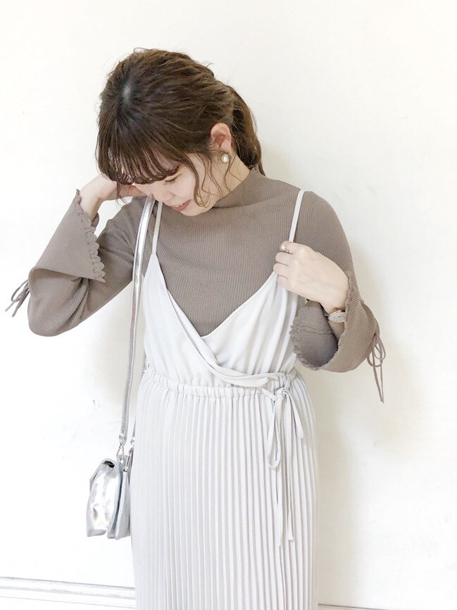 ホワイト系のパンプス、シルバー系のショルダーバッグ、ベージュ系のニット/セーターを着用したレディースの春コーディネートの3枚目の写真