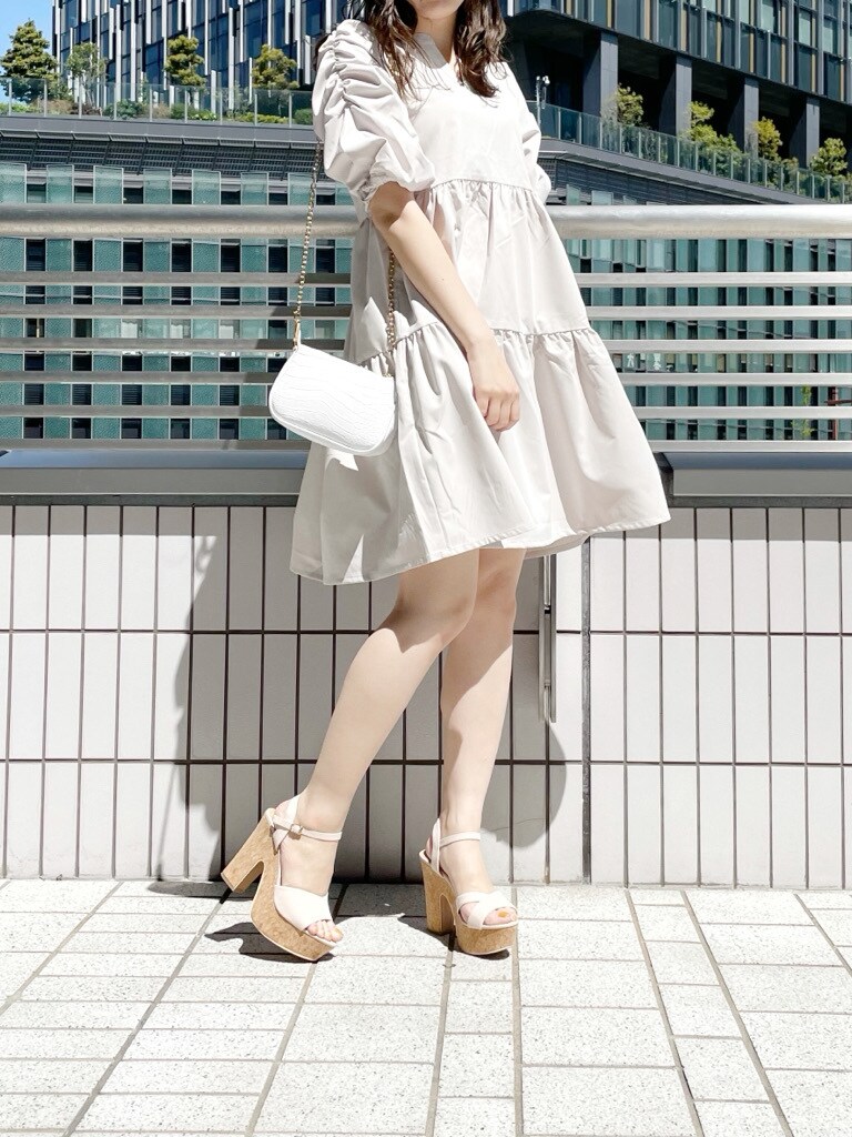 ベージュ系のサンダル、ホワイト系のショルダーバッグ、ベージュ系のチュニックを着用したレディースの春コーディネートの2枚目の写真