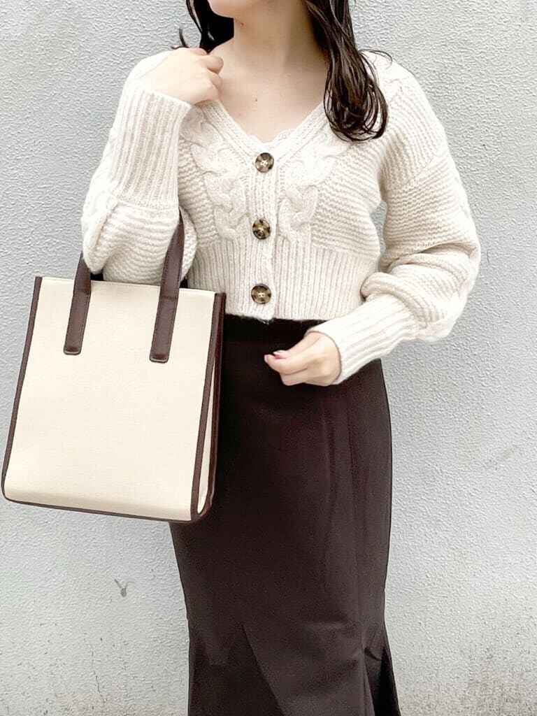 ホワイト系のカーディガン/ボレロ、ブラウン系のスカート、ベージュ系のブーツを着用したレディースの秋コーディネートの3枚目の写真