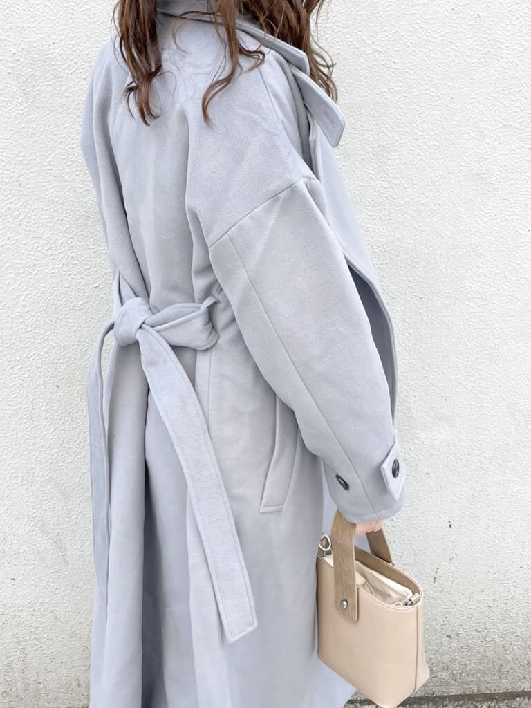 ブラウン系のワンピース、ブルー系のその他アウター、ベージュ系のブーツを着用したレディースの秋コーディネートの6枚目の写真