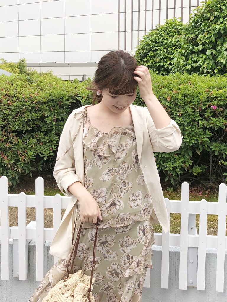 ホワイト系のテーラードジャケット、その他のサンダル、グリーン系のワンピースを着用したレディースの夏コーディネートの4枚目の写真