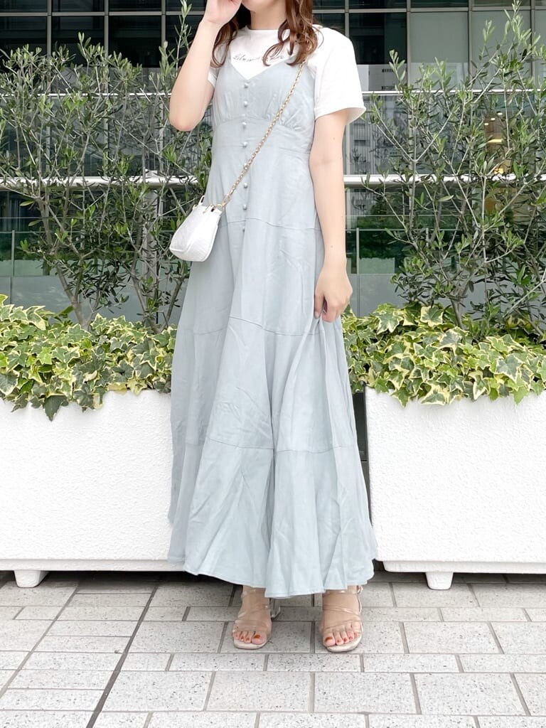 ホワイト系のショルダーバッグ、ホワイト系のTシャツ/カットソー、ブルー系のワンピースを着用したレディースの夏コーディネートの2枚目の写真