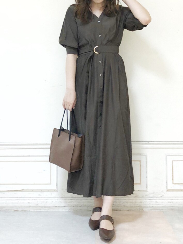 ブラウン系のパンプス、ブラウン系のワンピース、ブラウン系のハンドバッグを着用したレディースの秋コーディネートの3枚目の写真