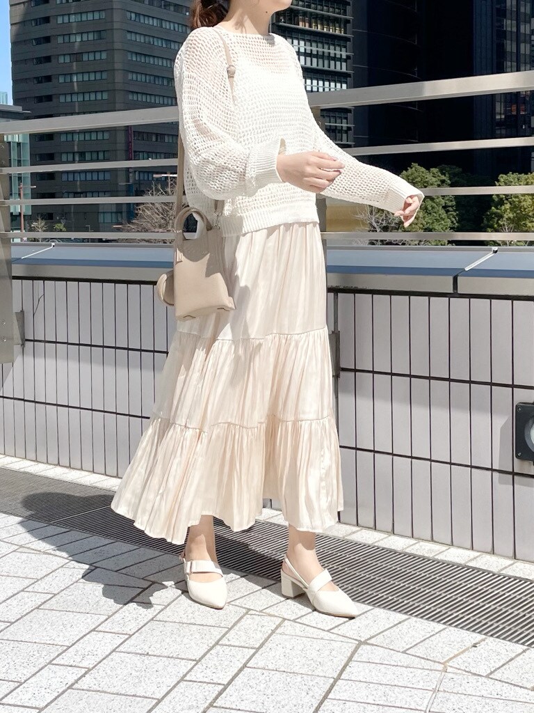 ホワイト系のキャミソール、ホワイト系のスカート、ホワイト系のパンプスを着用したレディースの春コーディネートの2枚目の写真