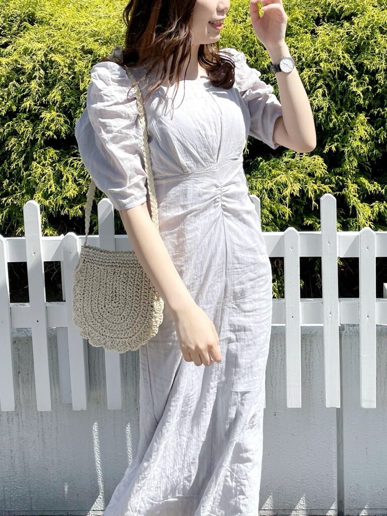 ブルー系のワンピース、その他のサンダルを着用したレディースの夏コーディネートの5枚目の写真