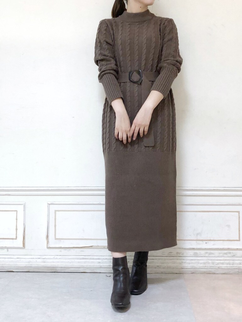 ホワイト系のその他アウター、ブラウン系のブーツ、ブラウン系のワンピースを着用したレディースの秋コーディネートの4枚目の写真