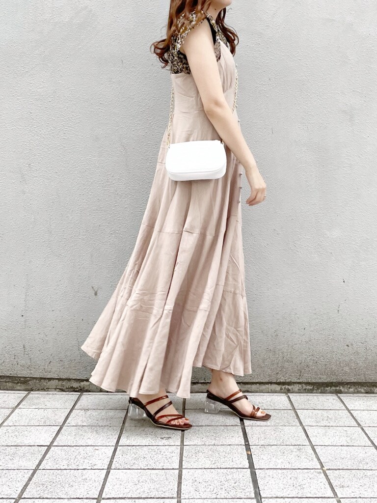 ホワイト系のショルダーバッグ、その他のシャツ/ブラウス、ベージュ系のワンピースを着用したレディースの春コーディネートの4枚目の写真