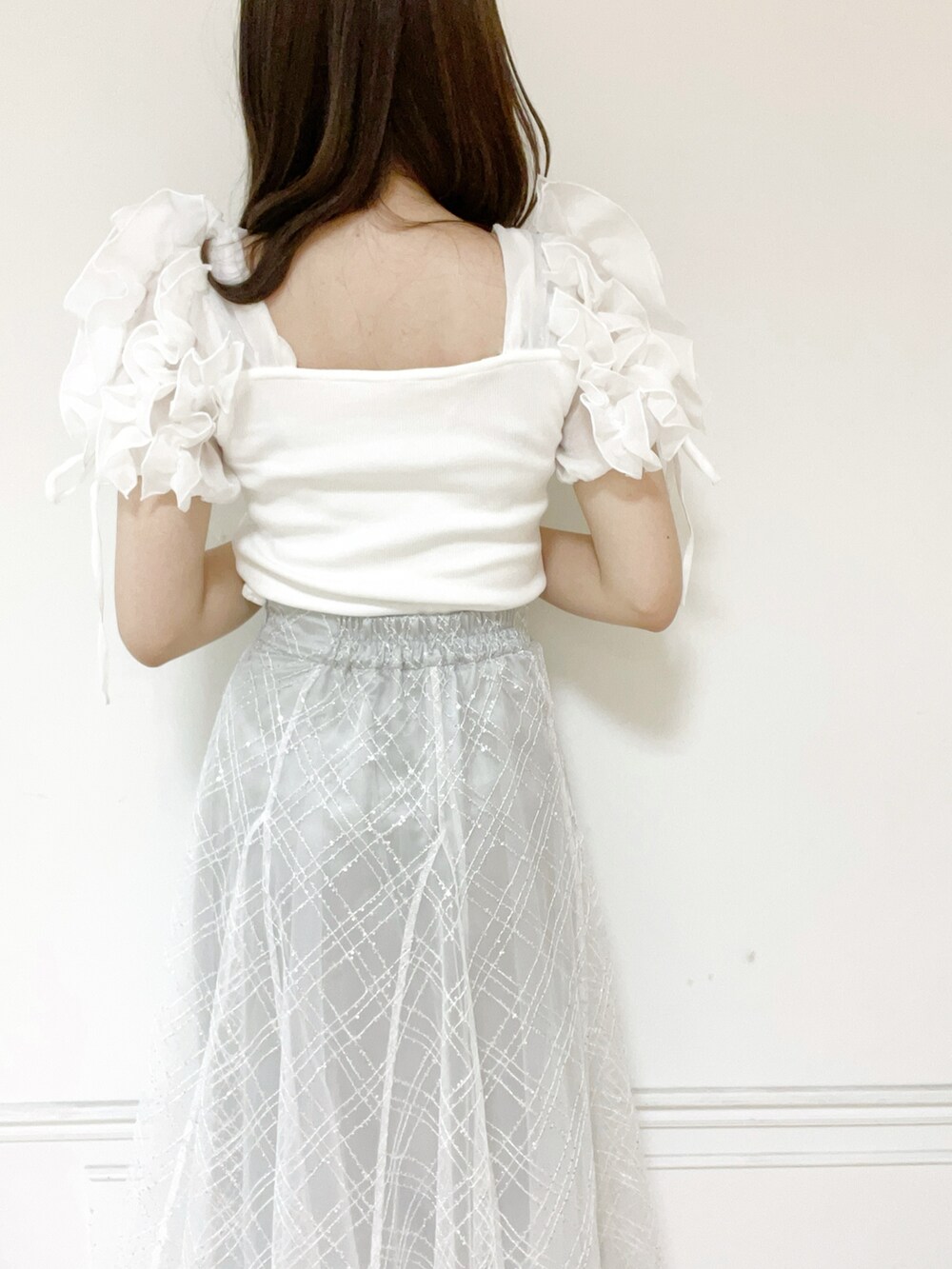 ホワイト系のTシャツ/カットソー、シルバー系のパンプス、グレー系のスカートを着用したレディースの夏コーディネートの4枚目の写真