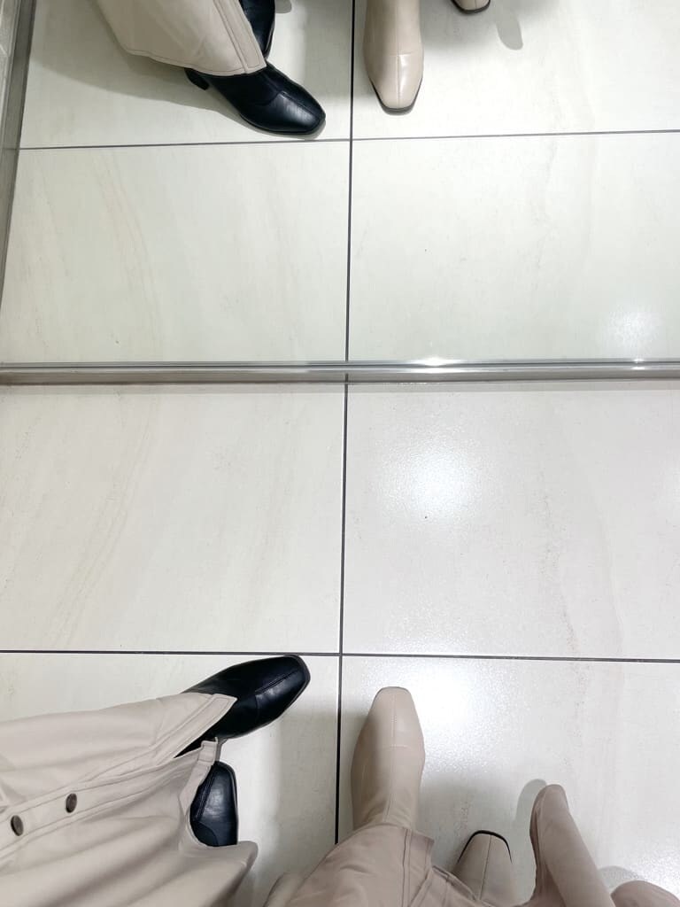 ベージュ系のワンピース、ベージュ系のワンピース、ブラック系のブーツを着用したレディースの秋コーディネートの3枚目の写真