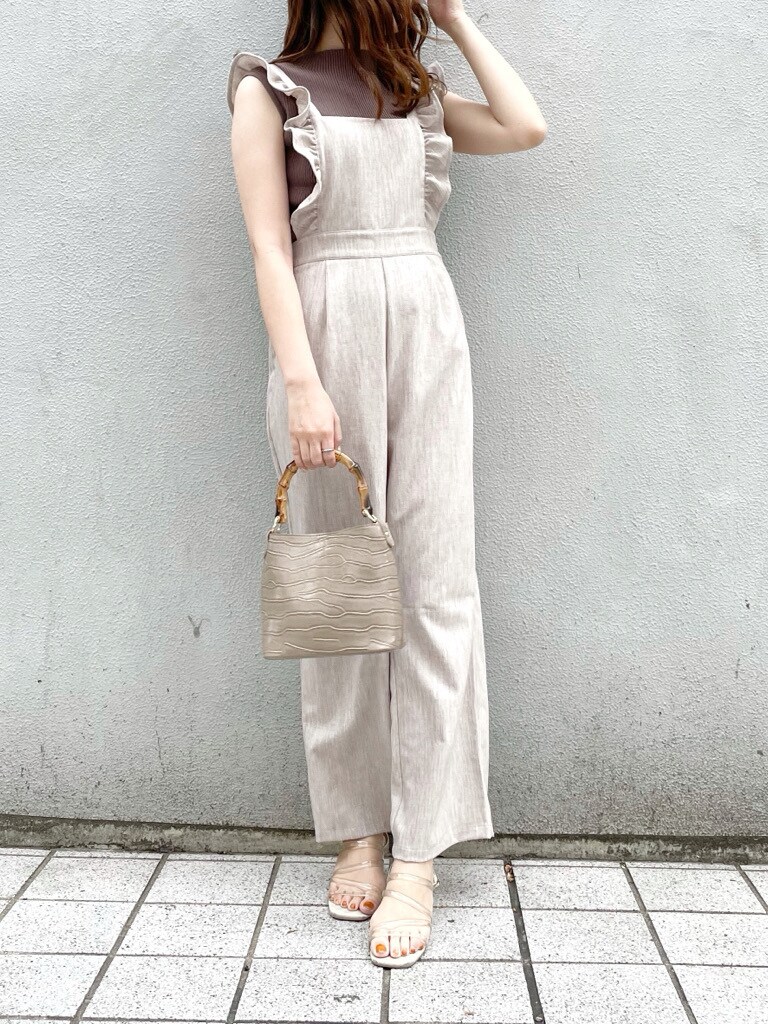 ブラウン系のサロペット/オーバーオール、その他のサンダル、ベージュ系のニット/セーターを着用したレディースの春コーディネートの2枚目の写真