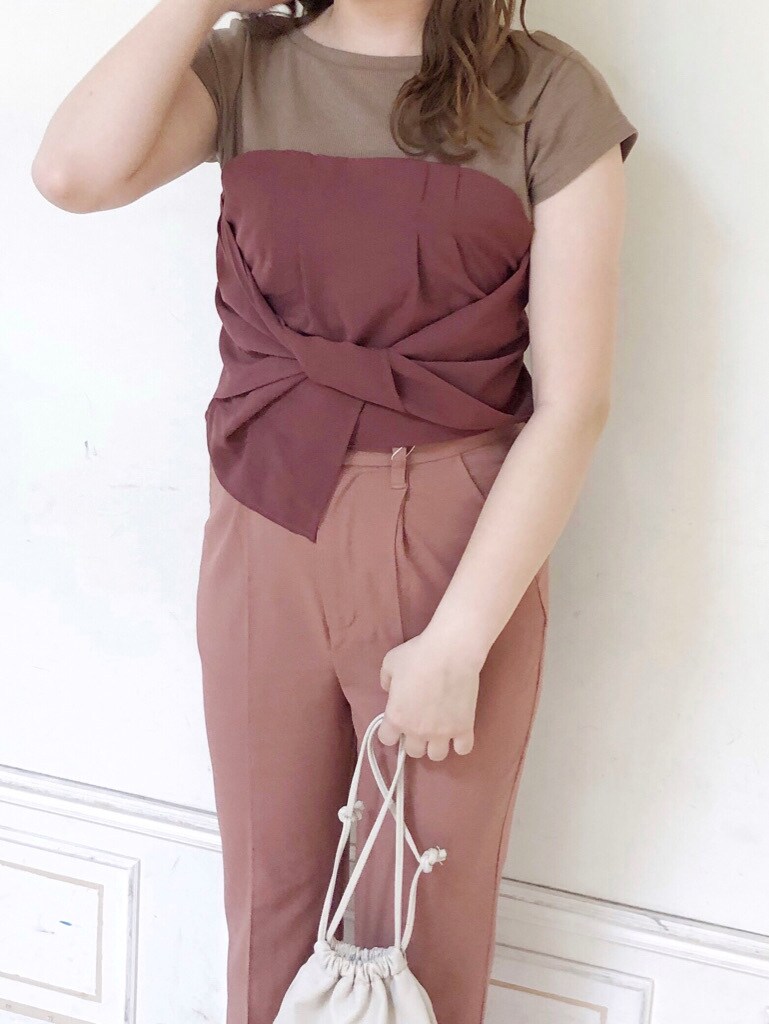 ブラウン系のその他パンツ、ブラウン系のローファー、ホワイト系のハンドバッグを着用したレディースの夏コーディネートの3枚目の写真