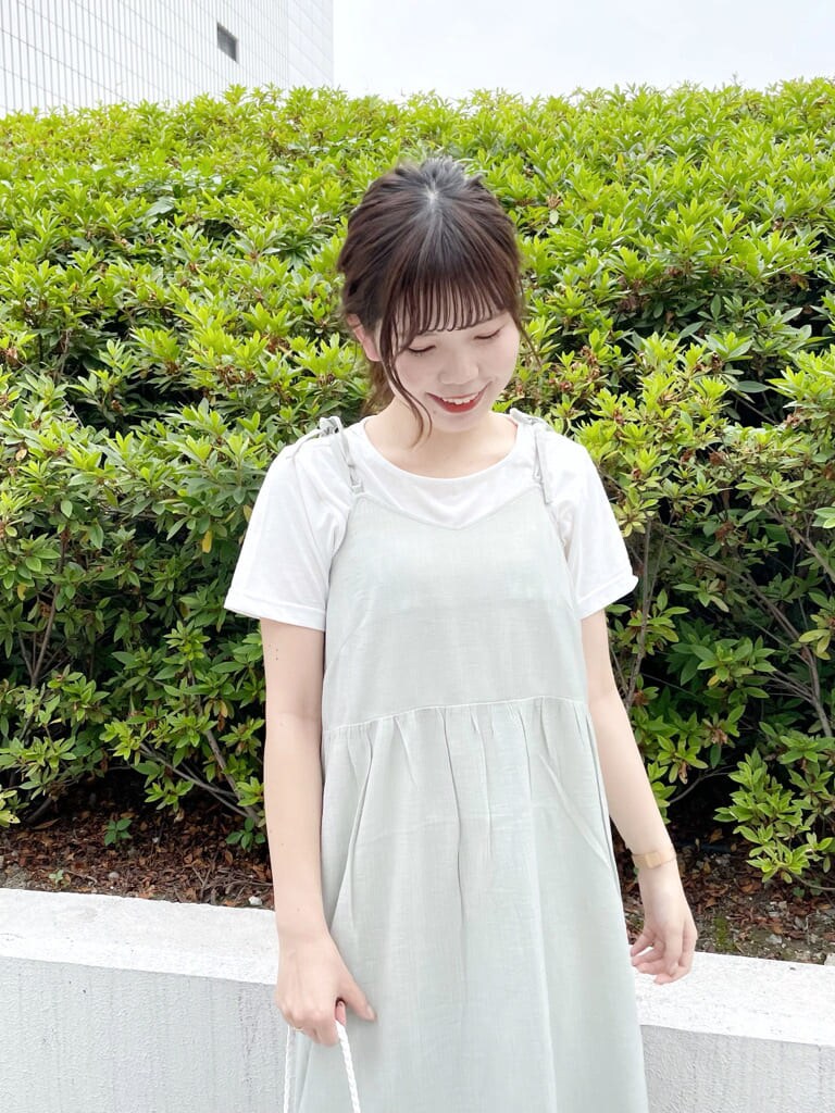 グリーン系のワンピース、ホワイト系のTシャツ/カットソー、ホワイト系のショルダーバッグを着用したレディースの夏コーディネートの6枚目の写真