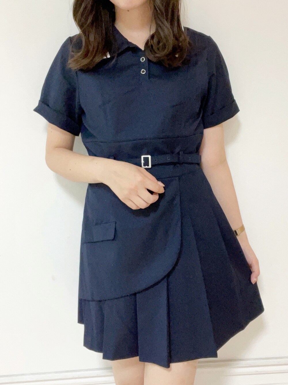 ブルー系のワンピース、ブラック系のサンダルを着用したレディースの夏コーディネートの3枚目の写真