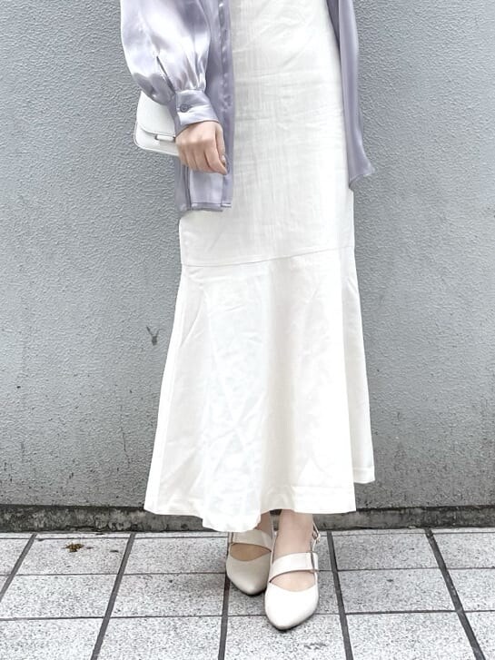 ホワイト系のワンピース、パープル系のシャツ/ブラウス、ホワイト系のパンプスを着用したレディースの春コーディネートの3枚目の写真