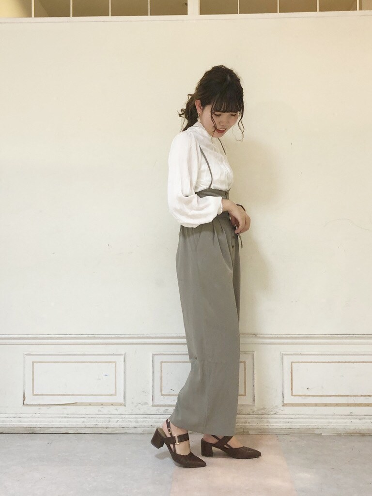 ブラウン系のパンプス、ベージュ系のその他パンツ、ホワイト系のシャツ/ブラウスを着用したレディースの冬コーディネートの2枚目の写真