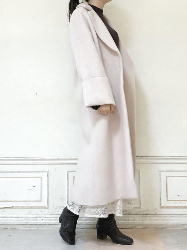 ブラウン系のニット/セーター、ブラウン系のニット/セーター、ブラウン系のブーツを着用したレディースの秋コーディネートの3枚目の写真