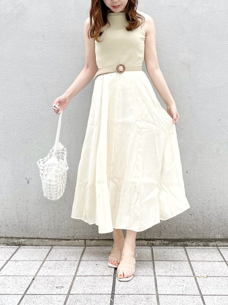 グリーン系のワンピース、ホワイト系のシャツ/ブラウス、ホワイト系のショルダーバッグを着用したレディースの夏コーディネートの6枚目の写真