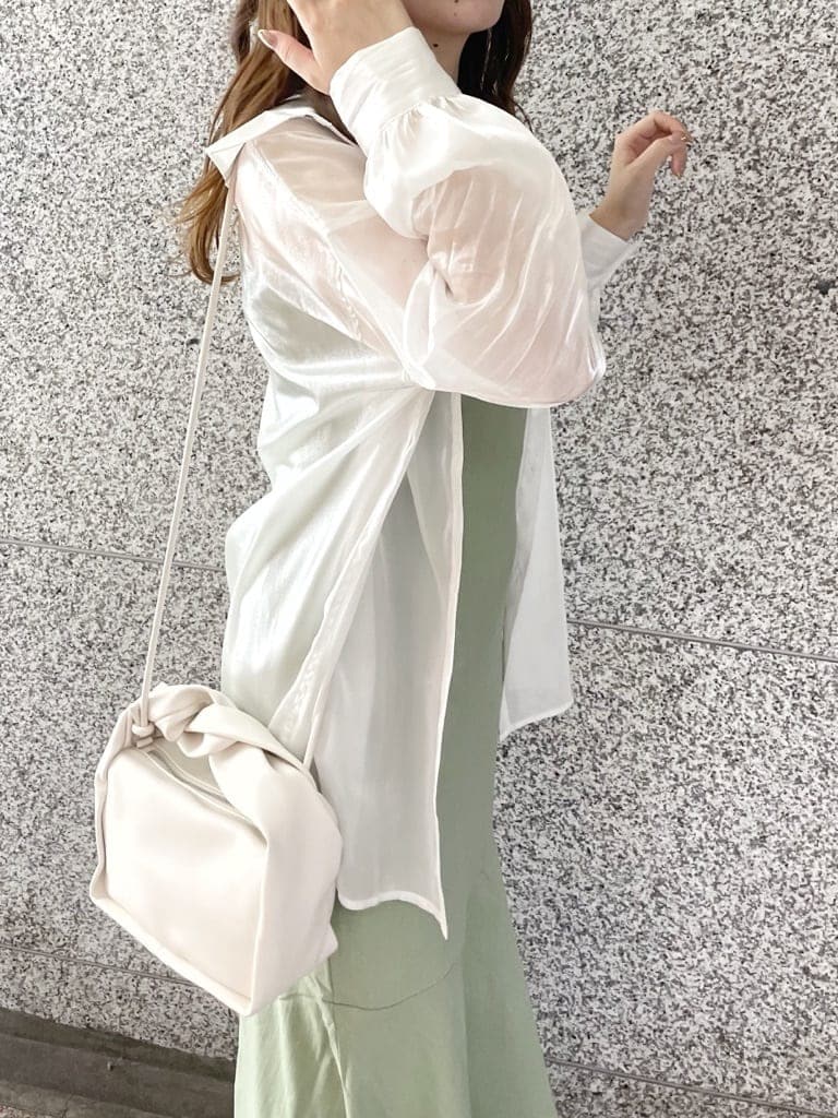 ホワイト系のシャツ/ブラウス、パープル系のサンダル、ホワイト系のハンドバッグを着用したレディースの夏コーディネートの3枚目の写真