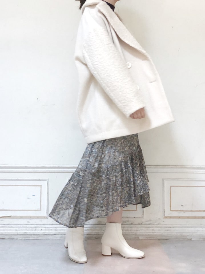 ホワイト系のブーツ、ホワイト系のその他アウター、ブルー系のスカートを着用したレディースの秋コーディネートの3枚目の写真