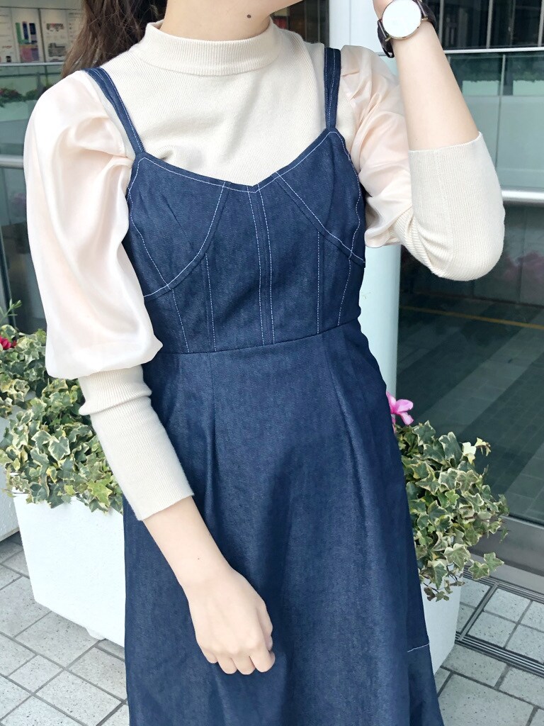 ホワイト系のブーツ、ホワイト系のニット/セーター、ブルー系のワンピースを着用したレディースの冬コーディネートの5枚目の写真