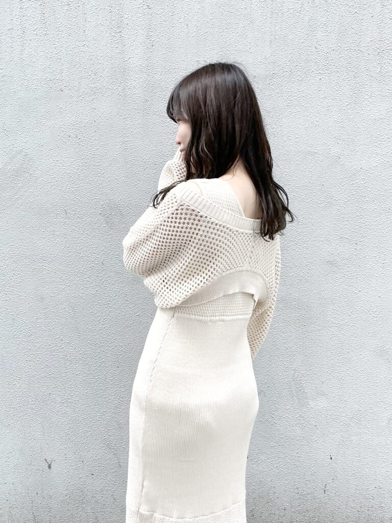 ホワイト系のワンピース、ホワイト系のパンプス、ベージュ系のハンドバッグを着用したレディースの秋コーディネートの3枚目の写真