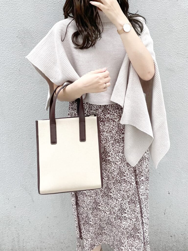 ブラウン系のワンピース、ベージュ系のニット/セーター、ベージュ系のブーツを着用したレディースの秋コーディネートの4枚目の写真