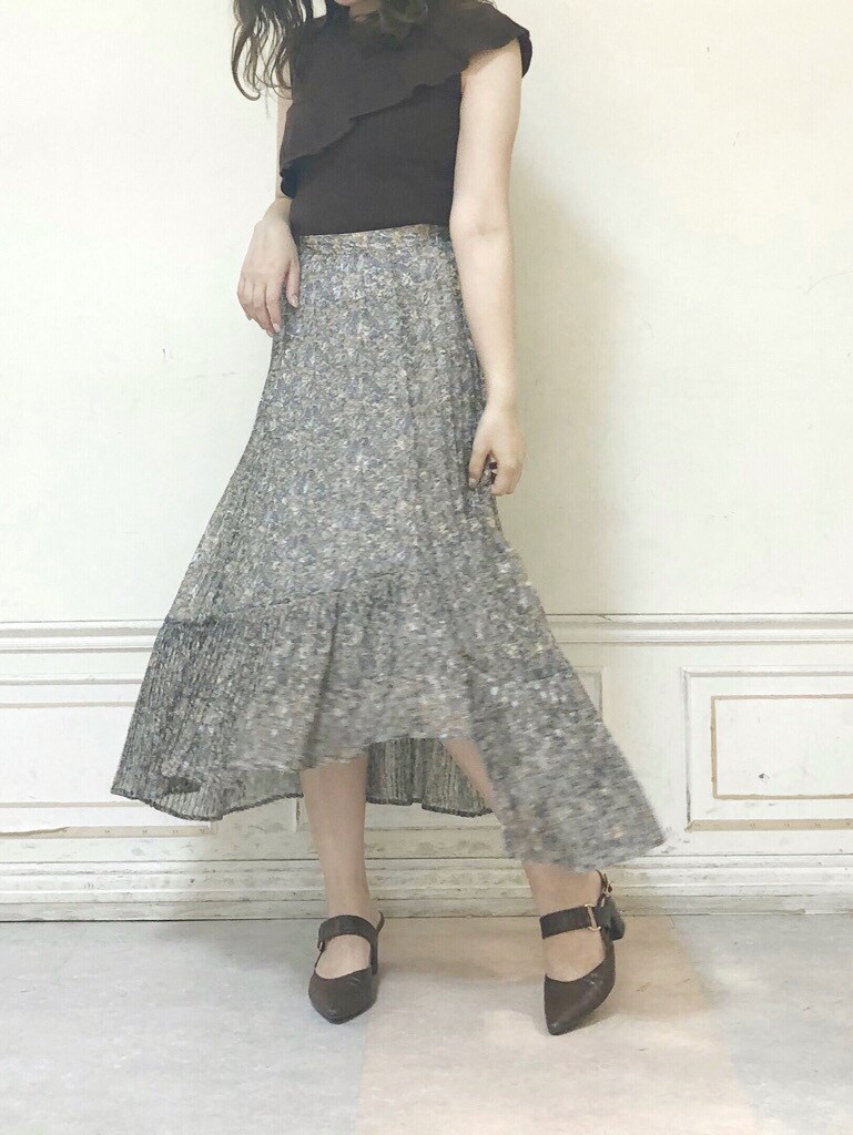 ブラウン系のパンプス、ブラウン系のニット/セーター、ブルー系のスカートを着用したレディースの夏コーディネートの3枚目の写真