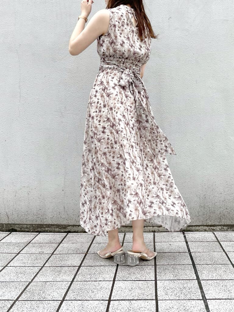 その他のサンダル、ベージュ系のワンピースを着用したレディースの夏コーディネートの2枚目の写真