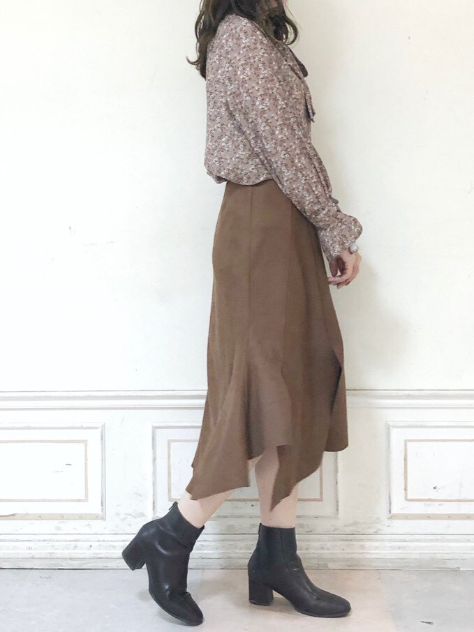ブラウン系のシャツ/ブラウス、ブラウン系のスカート、ブラウン系のブーツを着用したレディースの秋コーディネートの3枚目の写真