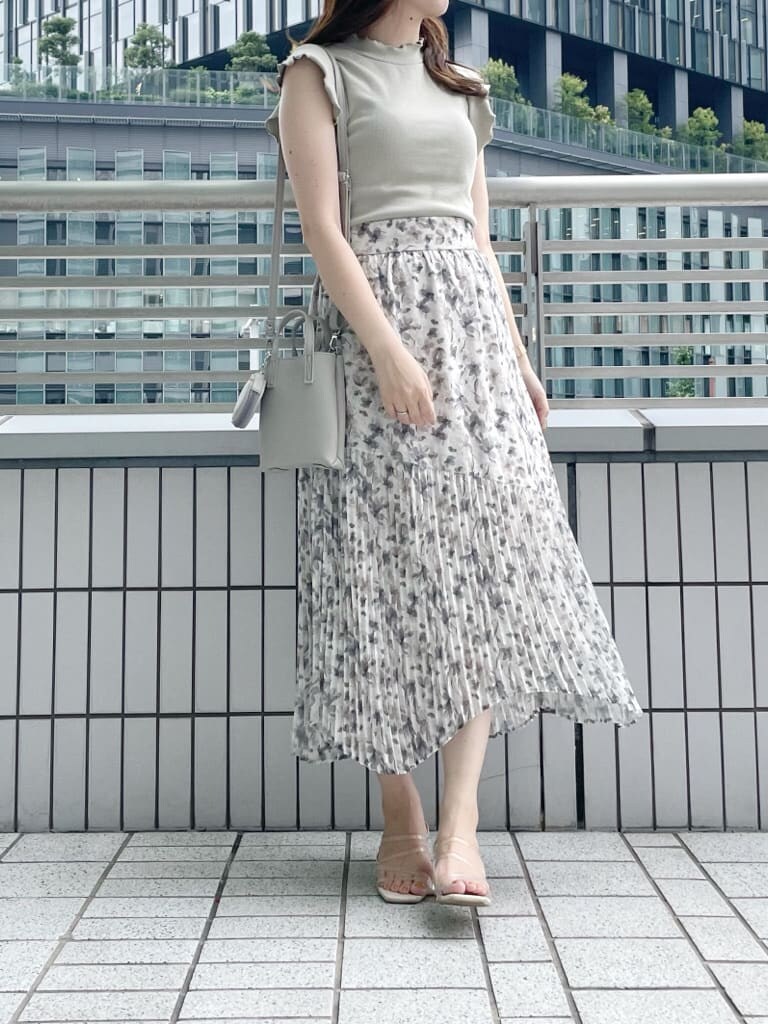 グレー系のハンドバッグ、その他のサンダル、グリーン系のTシャツ/カットソーを着用したレディースの夏コーディネートの2枚目の写真