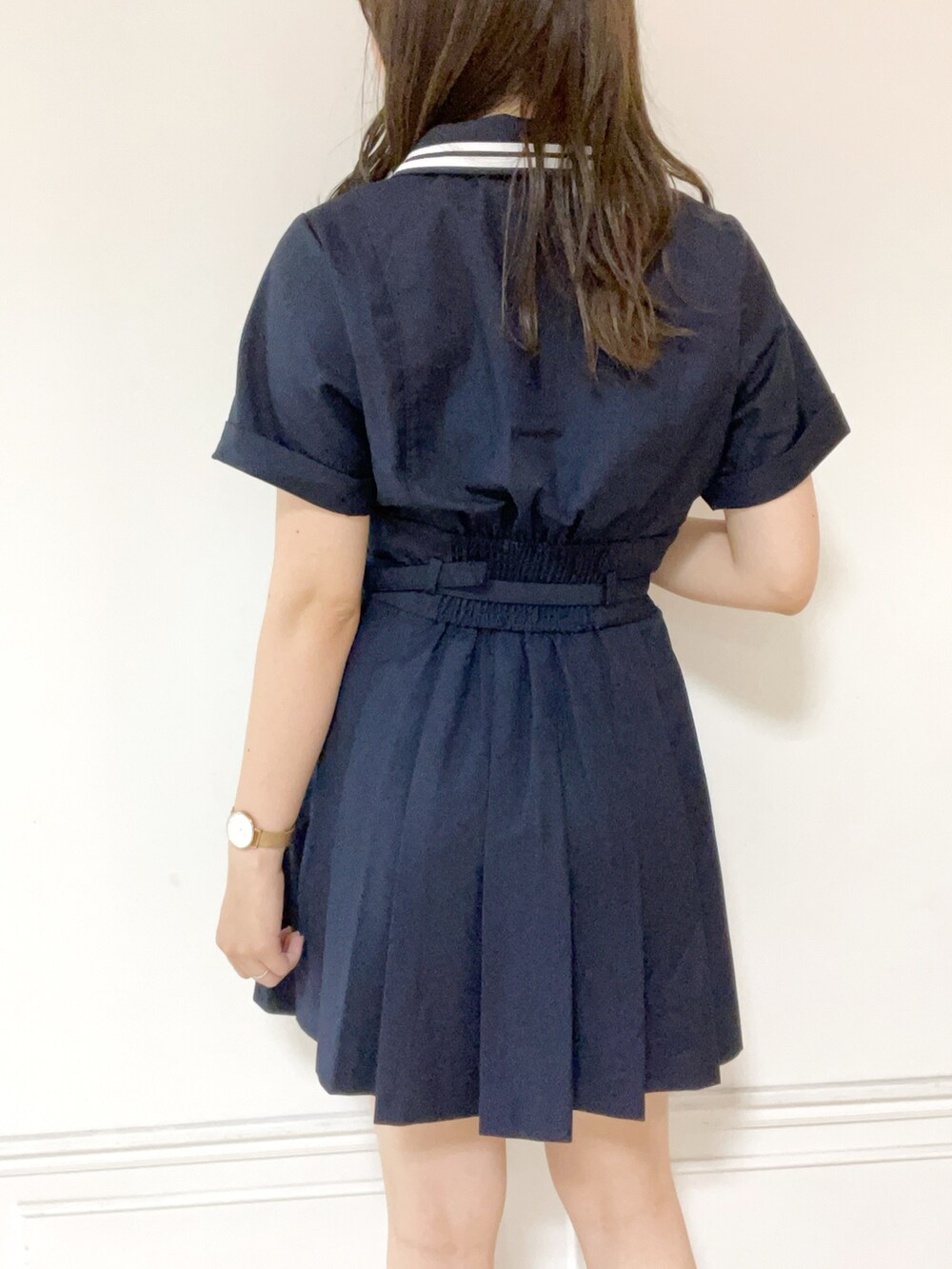 ブルー系のワンピース、ブラック系のサンダルを着用したレディースの夏コーディネートの4枚目の写真