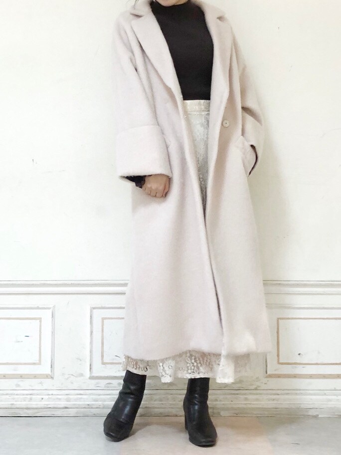 ブラウン系のニット/セーター、ブラウン系のニット/セーター、ブラウン系のブーツを着用したレディースの秋コーディネートの2枚目の写真