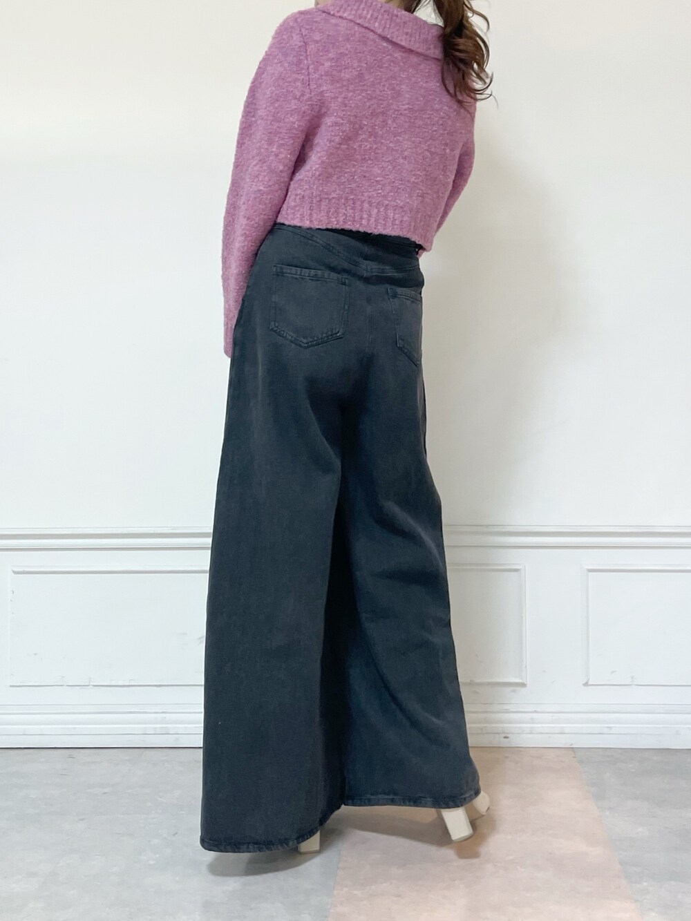 ピンク系のカーディガン/ボレロ、ブラック系のデニムパンツ、ホワイト系のブーツを着用したレディースの秋コーディネートの2枚目の写真