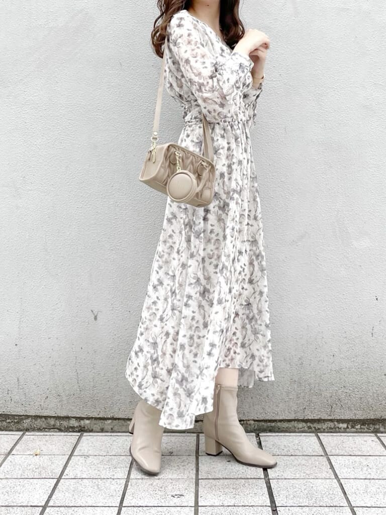 ベージュ系のワンピース、ベージュ系のブーツ、ベージュ系のニット/セーターを着用したレディースの秋コーディネートの4枚目の写真