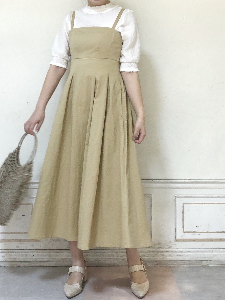 ベージュ系のワンピース、ホワイト系のシャツ/ブラウス、ホワイト系のパンプスを着用したレディースの春コーディネートの2枚目の写真