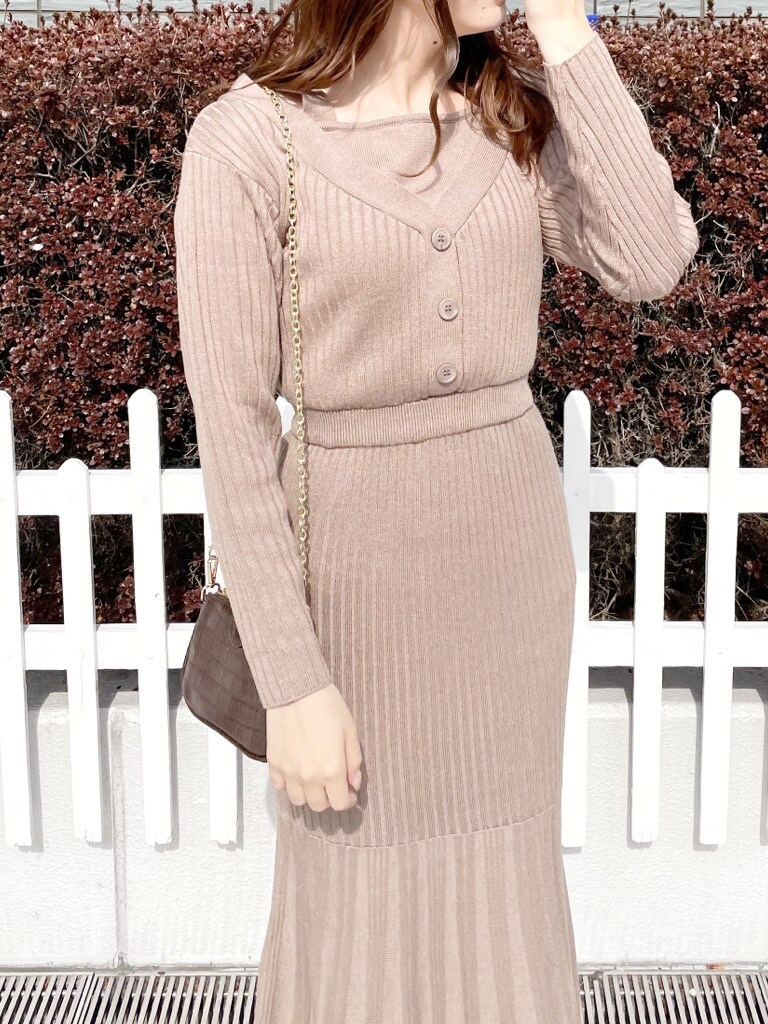ベージュ系のワンピース、ホワイト系のパンプス、ブラウン系のショルダーバッグを着用したレディースの冬コーディネートの2枚目の写真