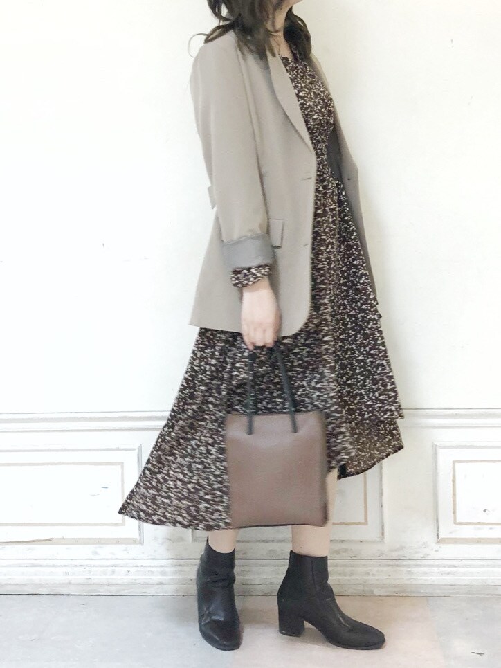 ブラウン系のブーツ、ブラウン系のワンピース、ブラウン系のハンドバッグを着用したレディースの秋コーディネートの2枚目の写真