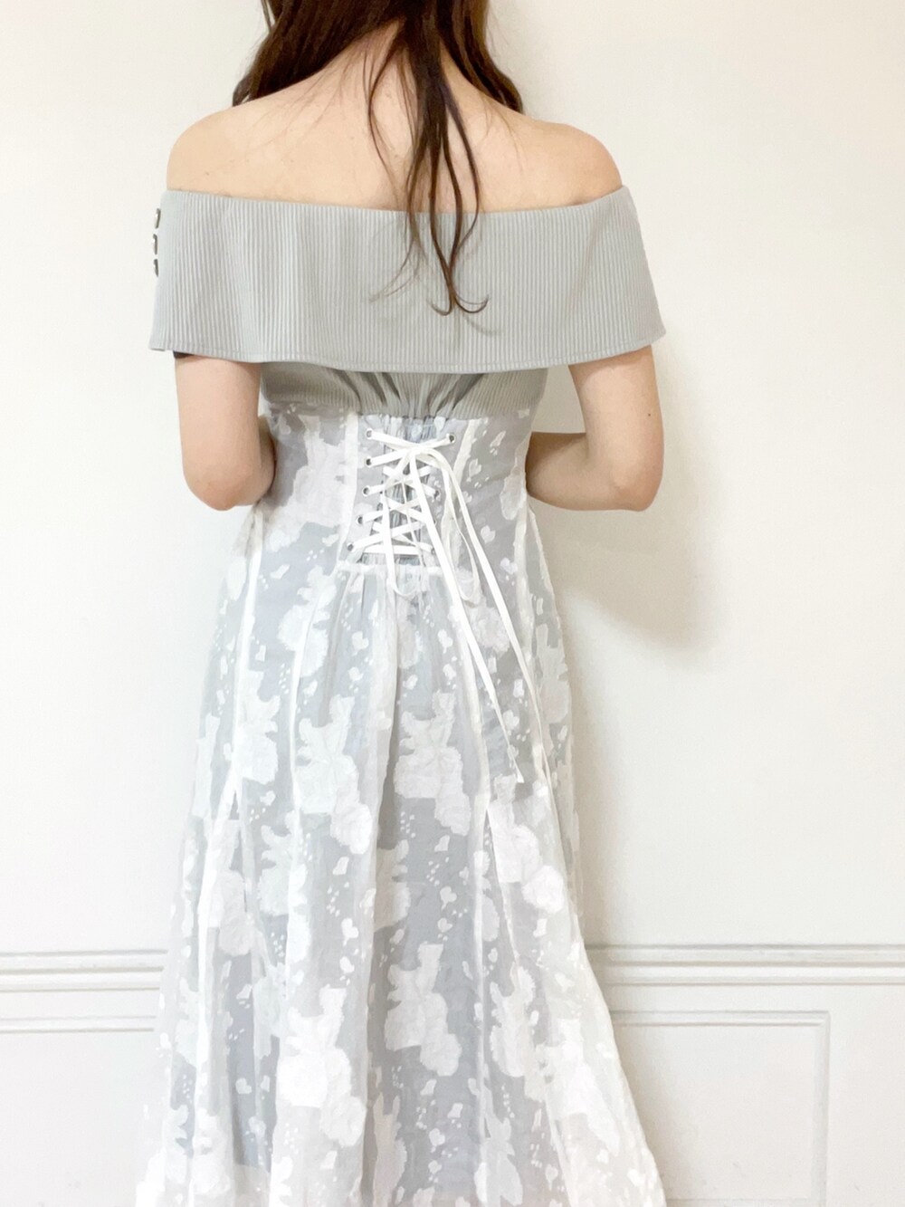 グレー系のワンピース、ホワイト系のパンプスを着用したレディースの春コーディネートの3枚目の写真