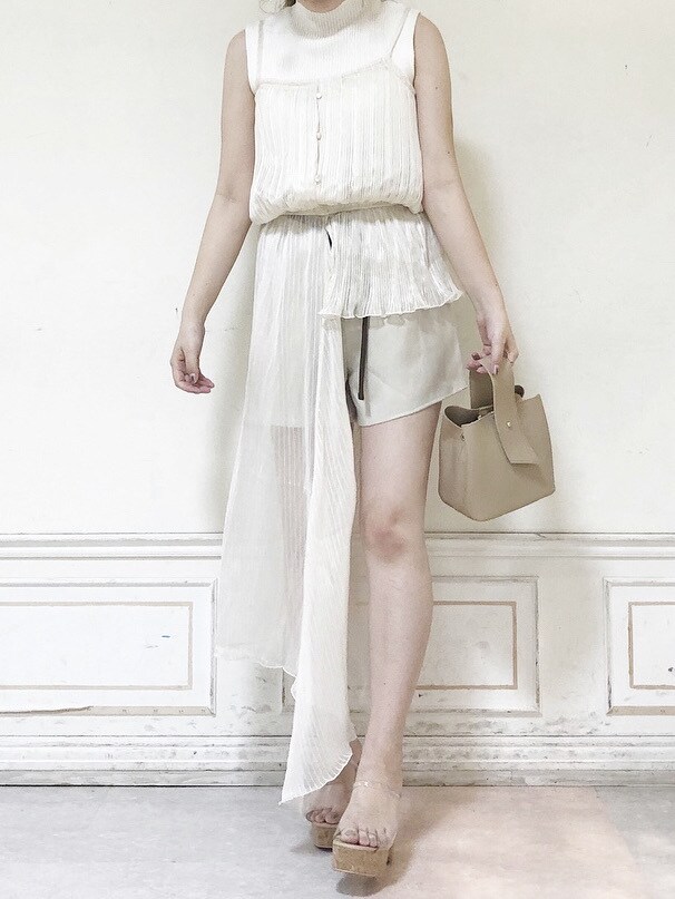 ホワイト系のその他パンツ、ホワイト系のシャツ/ブラウス、ホワイト系のハンドバッグを着用したレディースの夏コーディネートの2枚目の写真