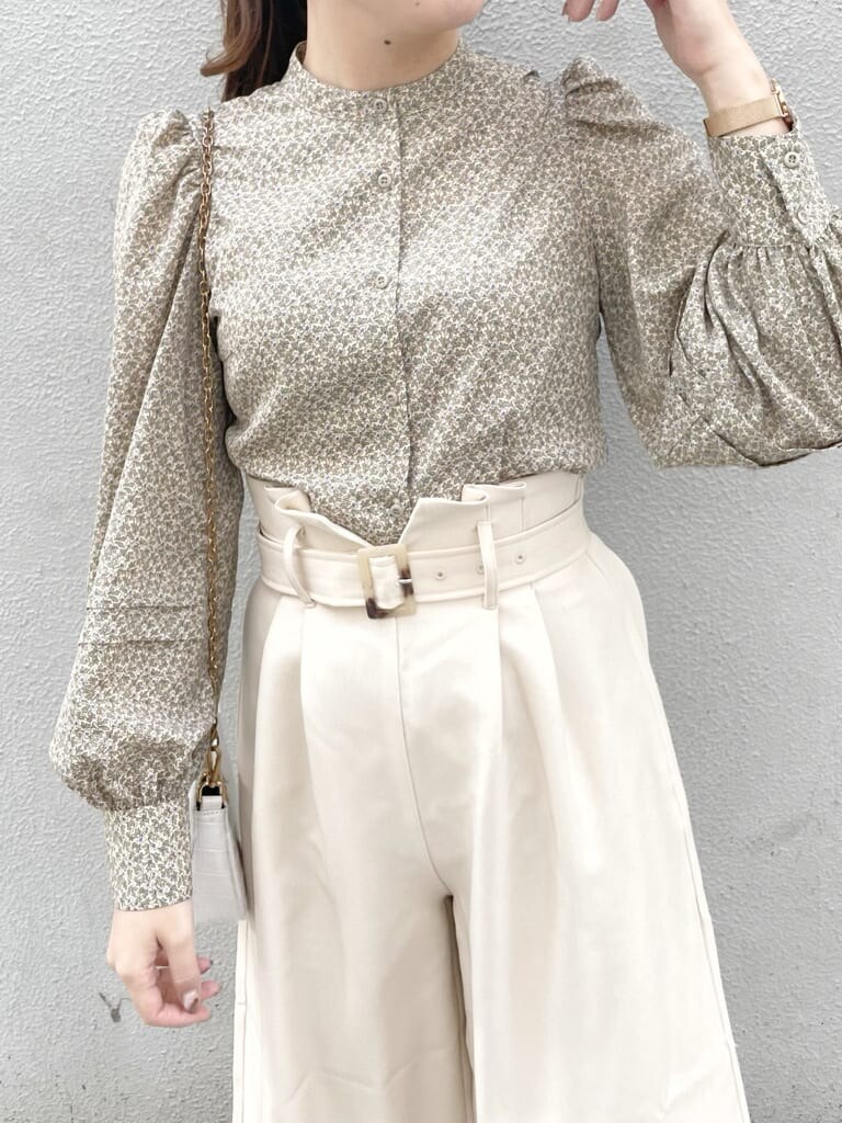 グリーン系のシャツ/ブラウス、ホワイト系のその他パンツ、ホワイト系のパンプスを着用したレディースの冬コーディネートの5枚目の写真