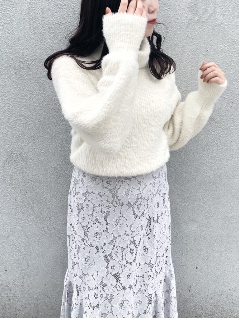 グレー系のスカート、グレー系のスカート、ベージュ系のブーツを着用したレディースの秋コーディネートの6枚目の写真