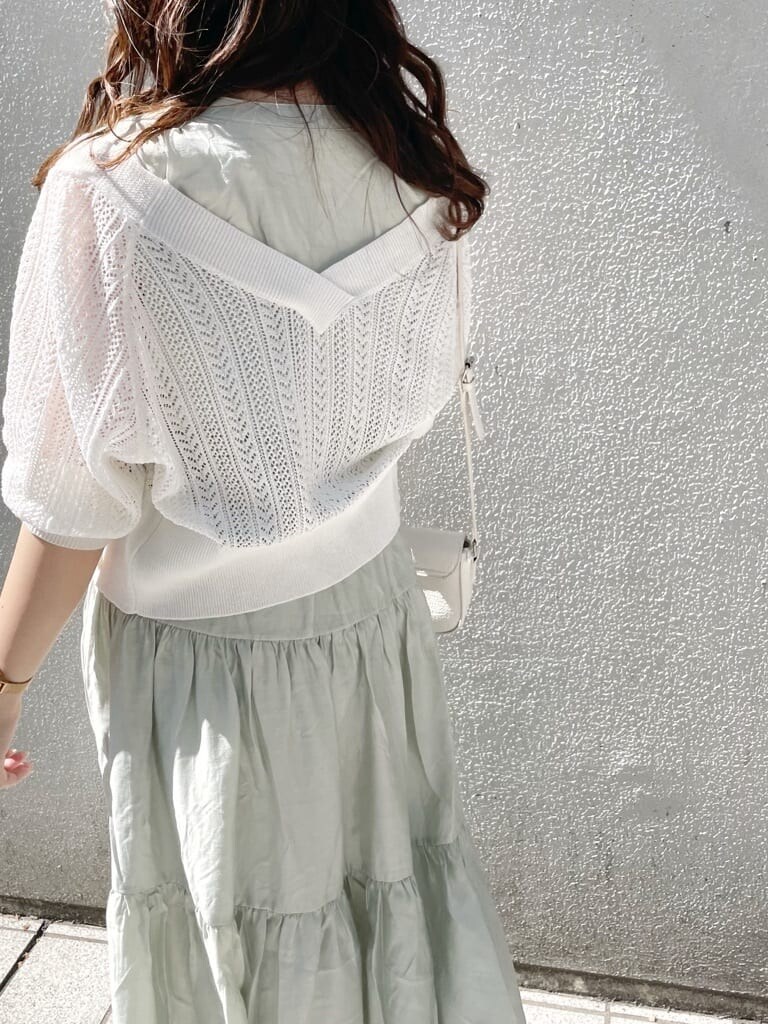 パープル系のサンダル、ホワイト系のショルダーバッグ、グリーン系のワンピースを着用したレディースの春コーディネートの7枚目の写真