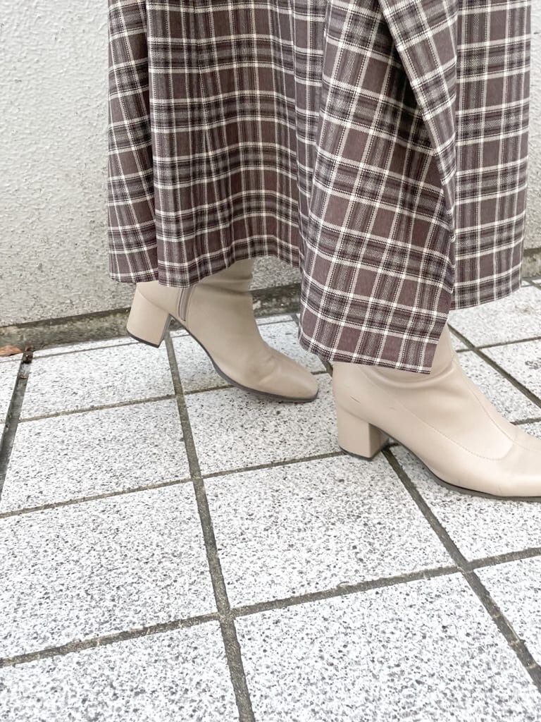 その他のスカート、ベージュ系のブーツ、グリーン系のニット/セーターを着用したレディースの秋コーディネートの7枚目の写真