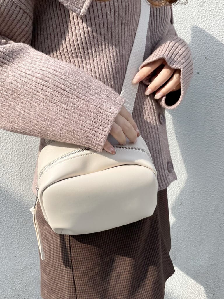 ブラウン系のその他パンツ、ベージュ系のニット/セーター、ブラック系のブーツを着用したレディースの秋コーディネートの4枚目の写真