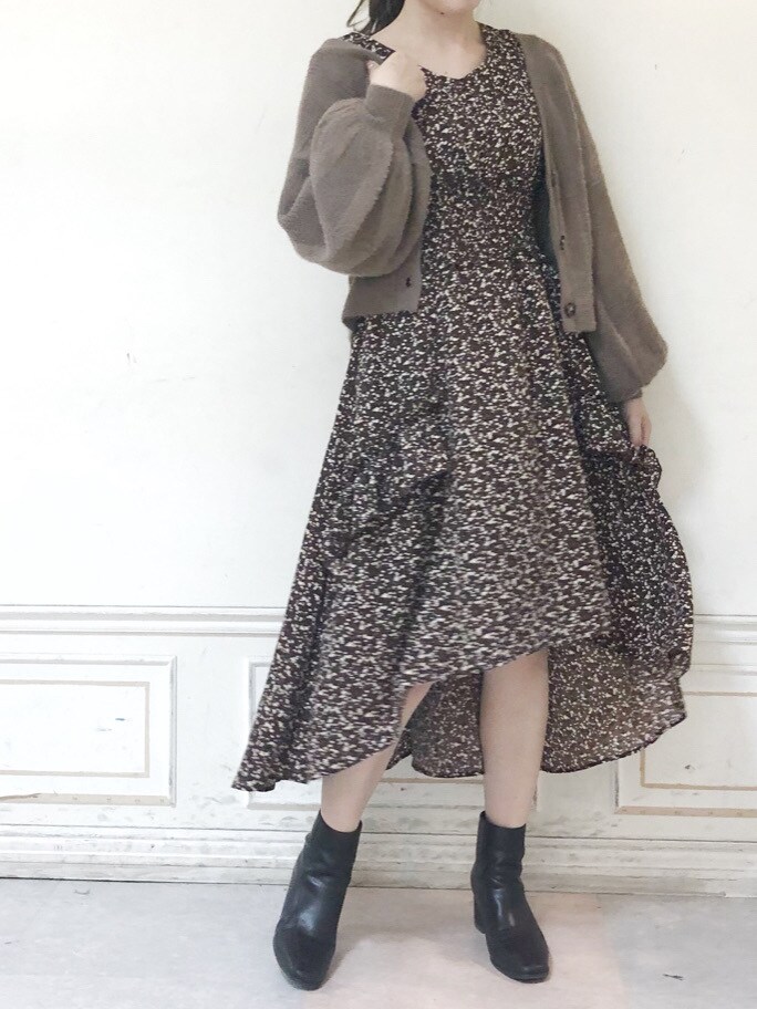 ブラウン系のワンピース、ブラウン系のブーツを着用したレディースの秋コーディネートの4枚目の写真