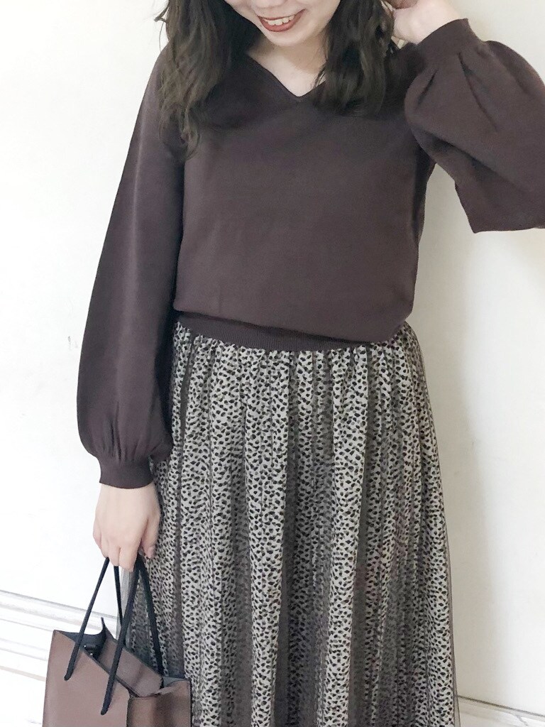 ブラウン系のブーツ、ブラウン系のスカート、ブラウン系のハンドバッグを着用したレディースの秋コーディネートの5枚目の写真