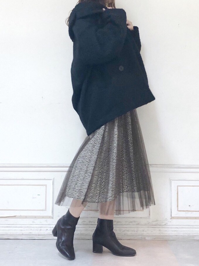 ブラック系のその他アウター、ブラウン系のスカート、ブラウン系のブーツを着用したレディースの秋コーディネートの2枚目の写真